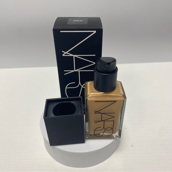 Light Reflecting Foundation Salzburg (Light 3.5) (Unboxed) - Picture 2 of 2